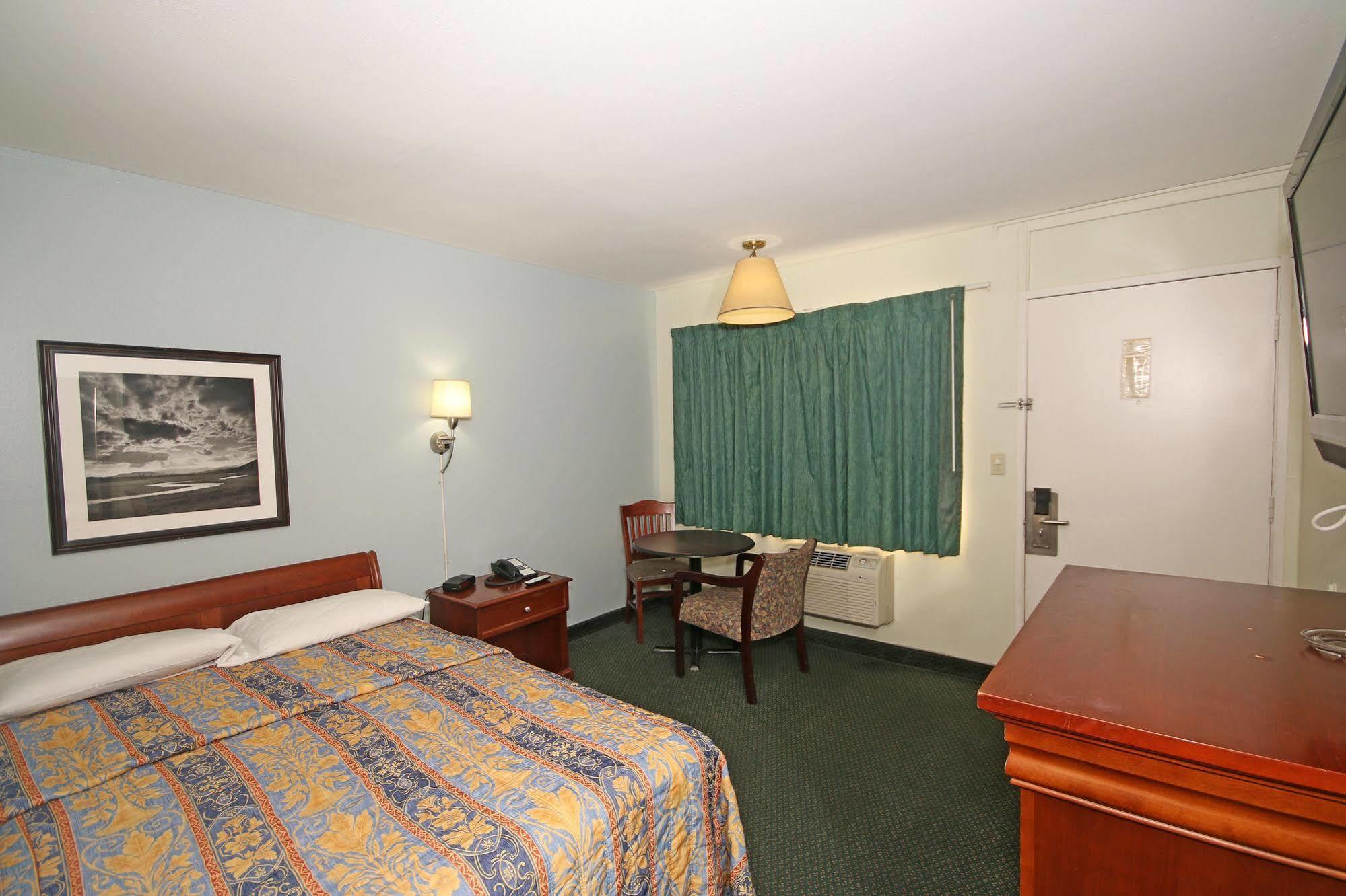 Royal Inn&Suites Charlotte Airport Extérieur photo